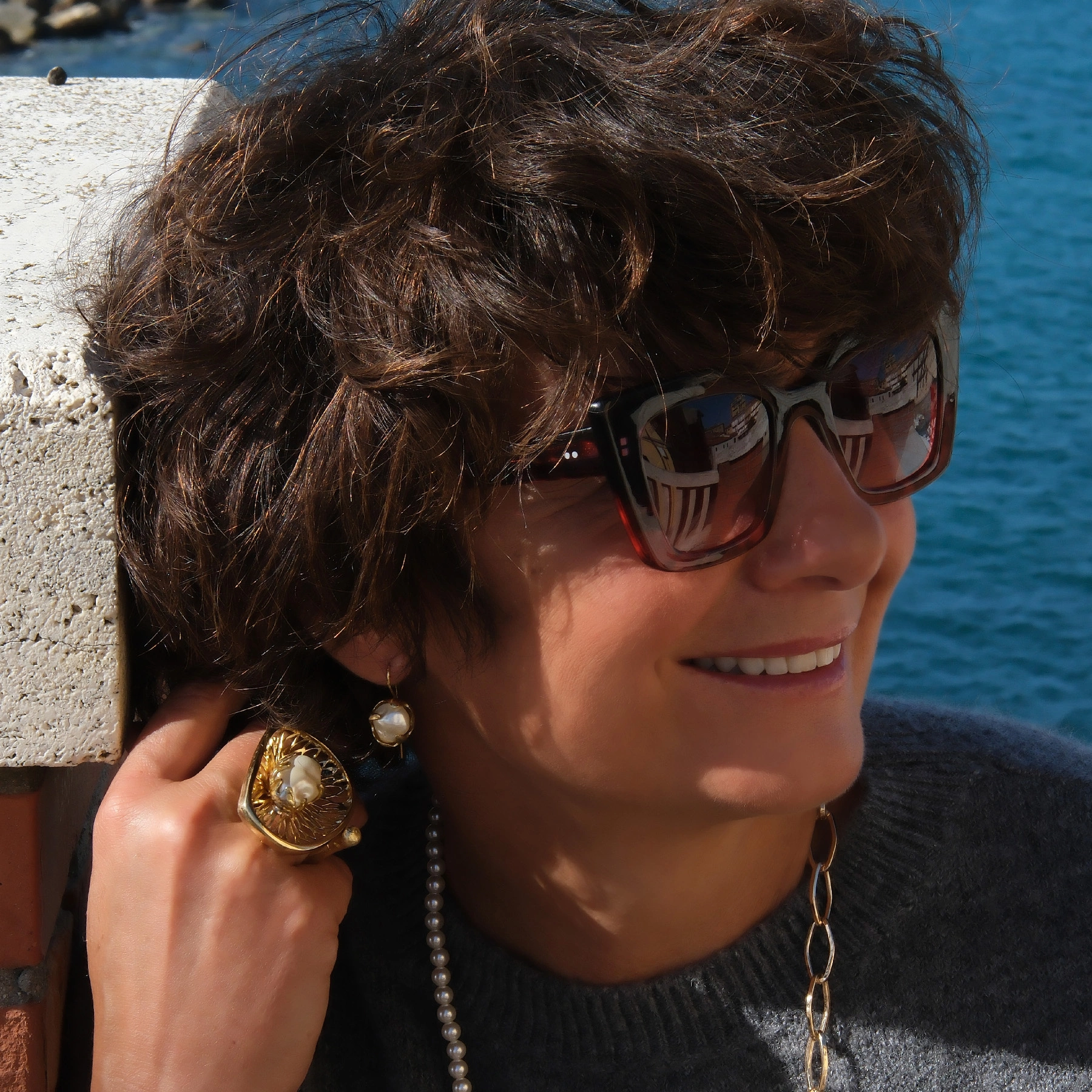 Otwarty złocony pierścień z ażurowym dekorem z perłą. MAM CIĘ