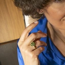 Regulowany pierścionek z zielonymi kryształkami. BOSO PO TRAWNIKU