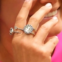 Posrebrzany pierścionek z dużym kryształem w oprawie. SOLARIS