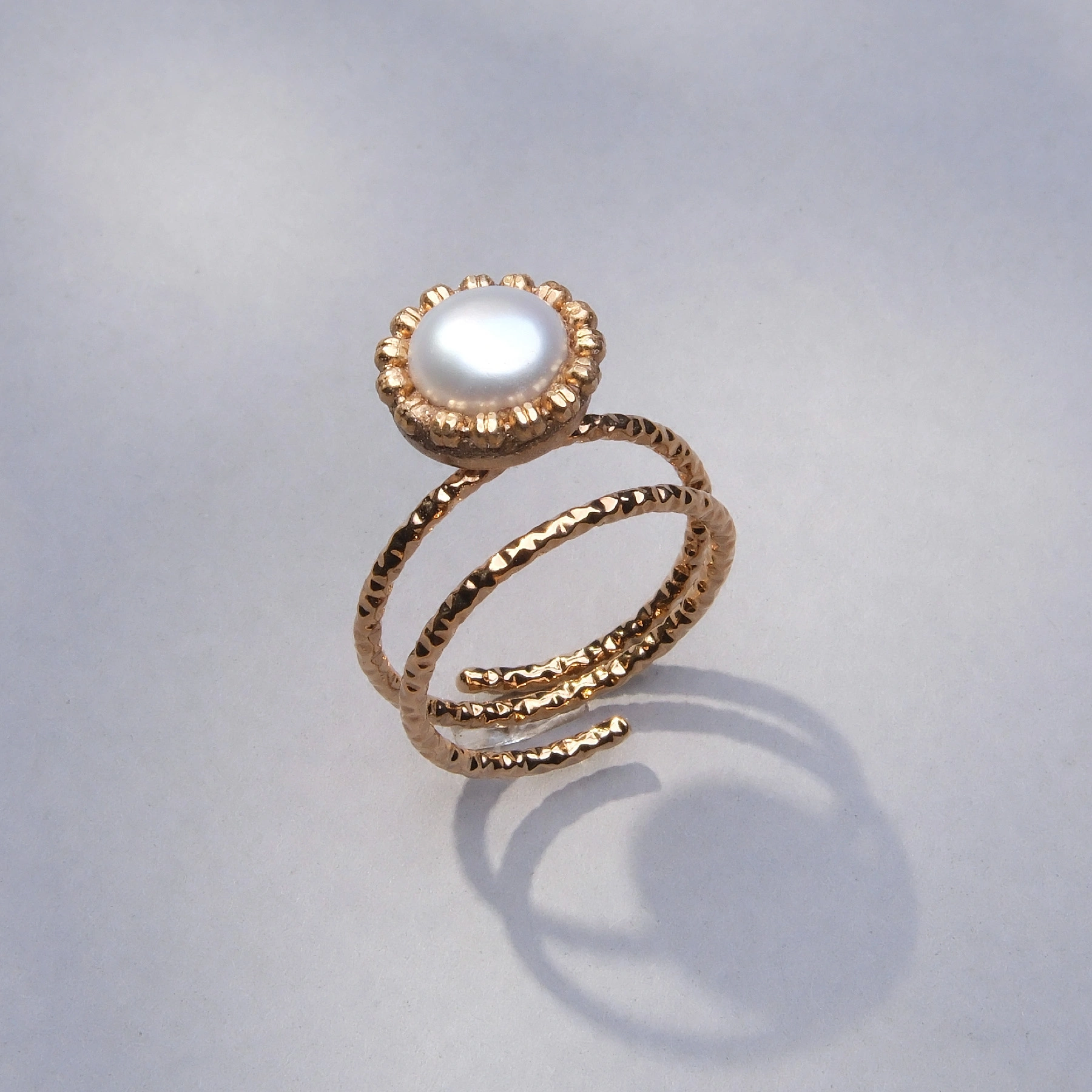 Pierścionek z perłą w oprawie z diamentowych łańcuszków. MGŁA NAD UMBRIĄ