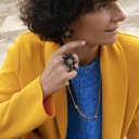 Kolczyki wkrętki z kwiatami z czarnej żywicy z kryształkami. SŁODKA TAJEMNICA