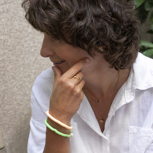 CON AGRADECIMIENTO. Un anillo delicado con bolas blancas.