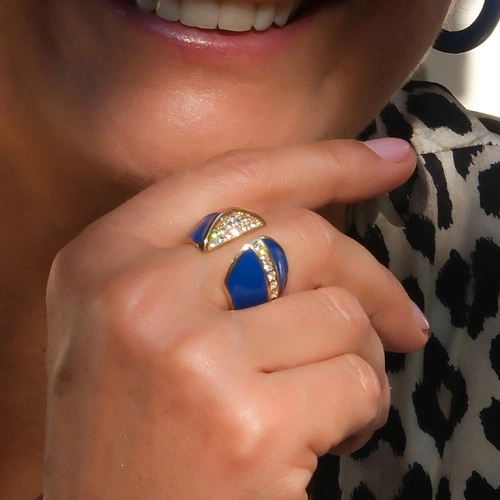 Otwarty pozłacany pierścień z granatową emalią i cyrkoniami. EVA