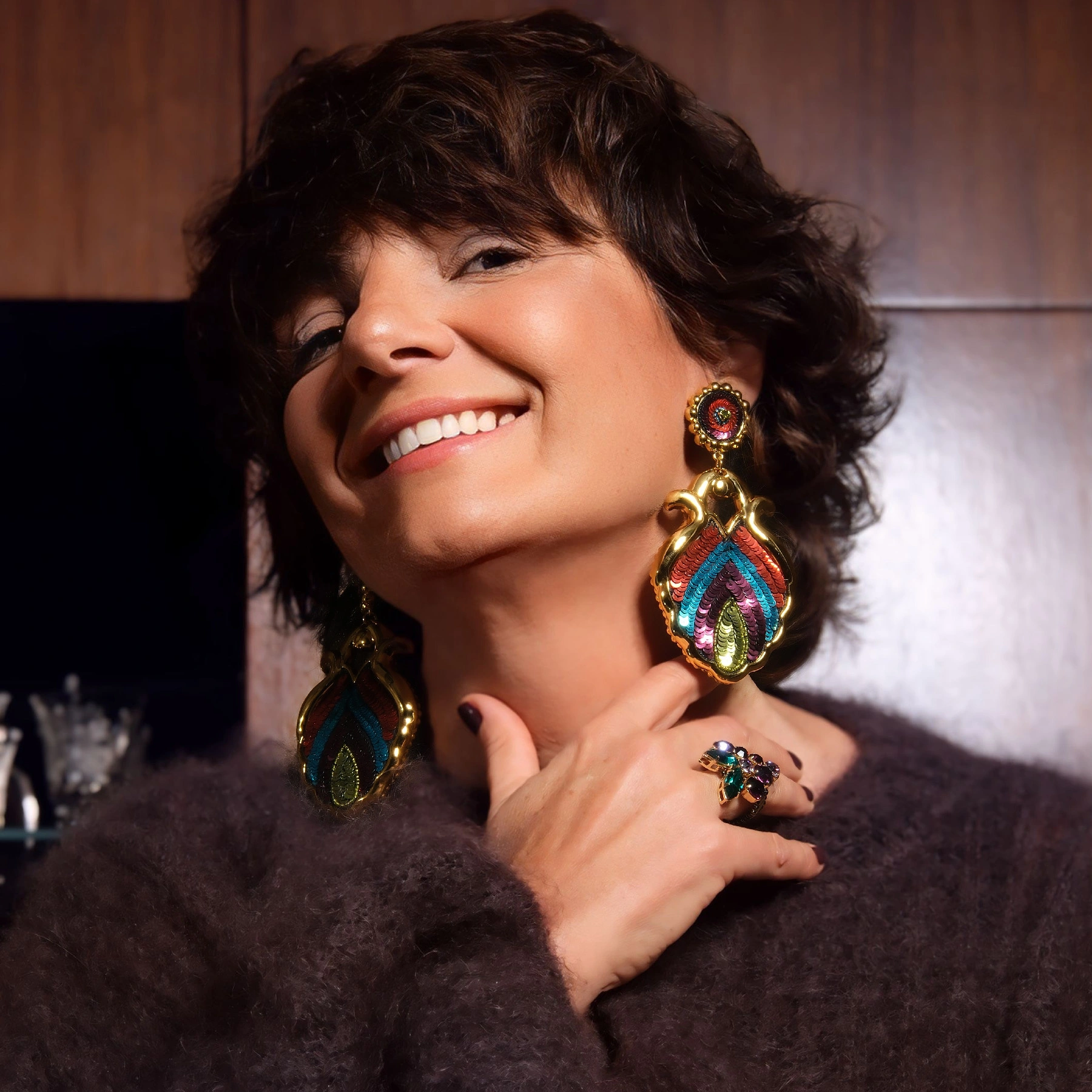 Pierścionek z fioletowych i szmaragdowych kryształów. DRZEWKO FIGOWE