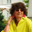 Kolczyki w kształcie różówych kwiatów na złoconym drucie. RAJSKA ŁĄKA