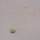 Pozłacany wisiorek z kwiatkiem emaliowanym na zielono. PORANNA ROSA