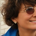 Pozłacane kolczyki w formie kropli z cyrkoniami i żywicą. SŁODKI MIĄŻSZ