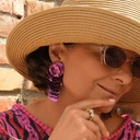 Kolczyki wiszące z kwiatem i kaskadą z fioletowych cekinów. JAK NA ARONIĘ