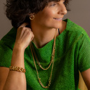 NIÑA. Pendientes de aro de forma sencilla.