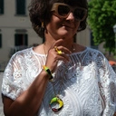 Pozłacany wisior z zawieszką z kolorowym tukanem. KOLORY RADOŚCI