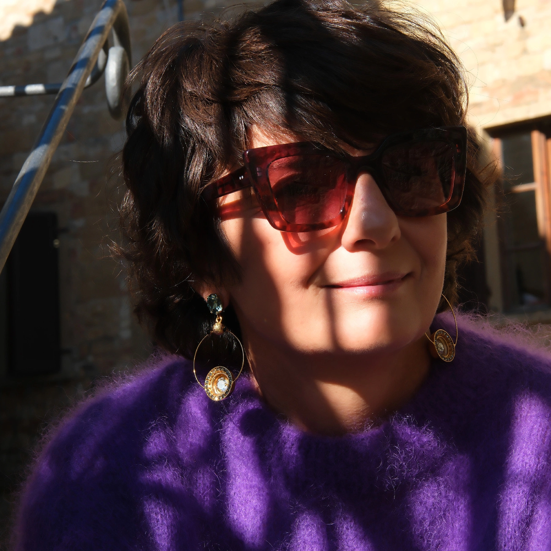 Złocone kolczyki koła z białym, morskim i szarymii kryształami. DROGA WENUS