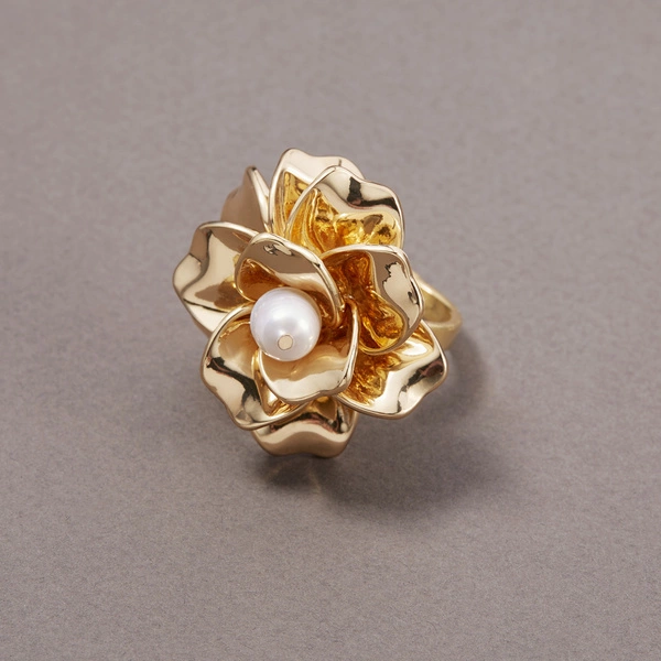 Regulowany pierścionek w kształcie kwiatka z perłą. CZUŁOŚĆ