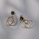 Pozłacane kolczyki koła z granatowym kryształem i perłą. BIAŁY ŁABĘDŹ