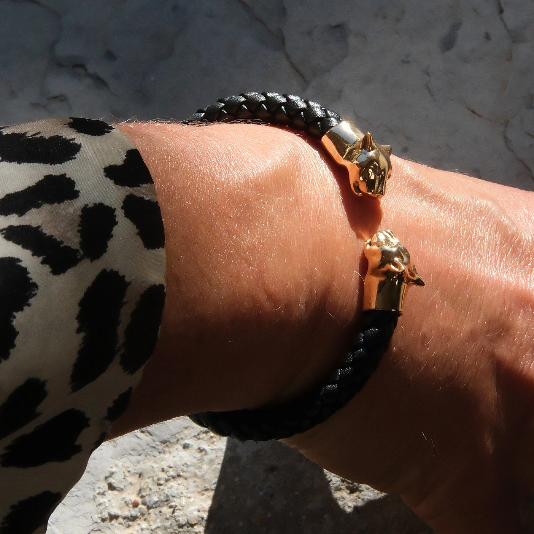 Sztywna skórzana bransoletka ze złotymi głowami panter. POZNAJMY SIĘ