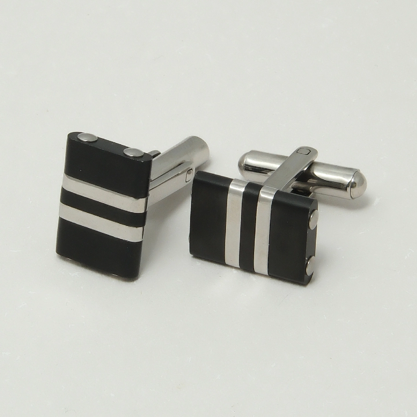 Czarne spinki do mankietów ze stali szlachetnej. STALOWY DUCH