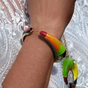 Pozłacany wisior z zawieszką z kolorowym tukanem. KOLORY RADOŚCI