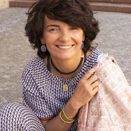 CON AGRADECIMIENTO. Un anillo delicado con bolas blancas.