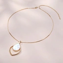 Złocony naszyjnik z zawieszką kroplą z masą perłową. KOLAŻ ŚWIATŁA