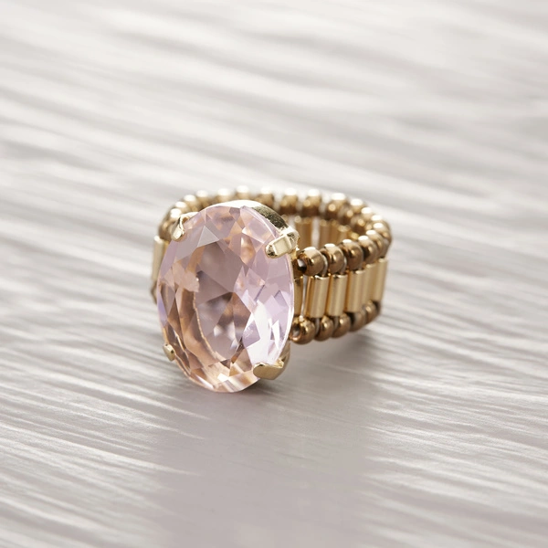 Złocony pierścionek z koralików z owalnym różowym kryształem. MOJE MARZENIE