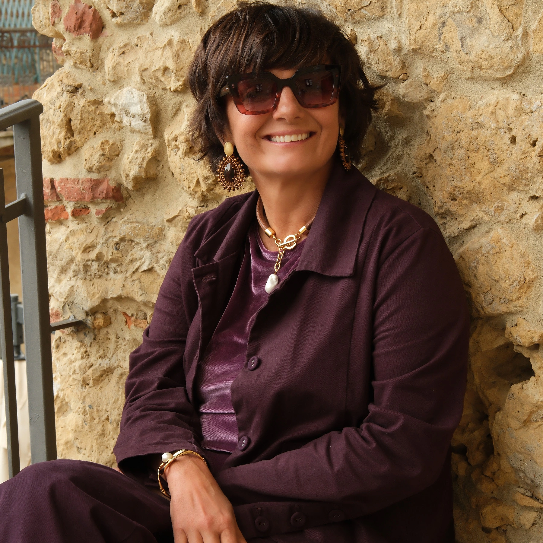 Sztywna złocona bransoletka z perłą słodkowodną. SUENO PERLADO