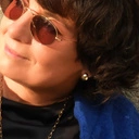 Małe pozłacane kolczyki w kształcie półksiężyców. POD OSŁONĄ NIOCY