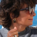 Złocone kolczyki z ażurowym czarnym dekorem i kryształem. WITRAŻE MARZEŃ