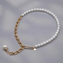 Krótki pozłacany naszyjnik z białych pereł i łańcucha. OGNISTY TEMPERAMENT