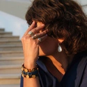 Cienka skórzana bransoletka ze złotymi ćwiekami. OURO