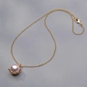 Złocony naszyjnik ze szklaną perłą w delikatnym różu. MORSKIE MARZENIA