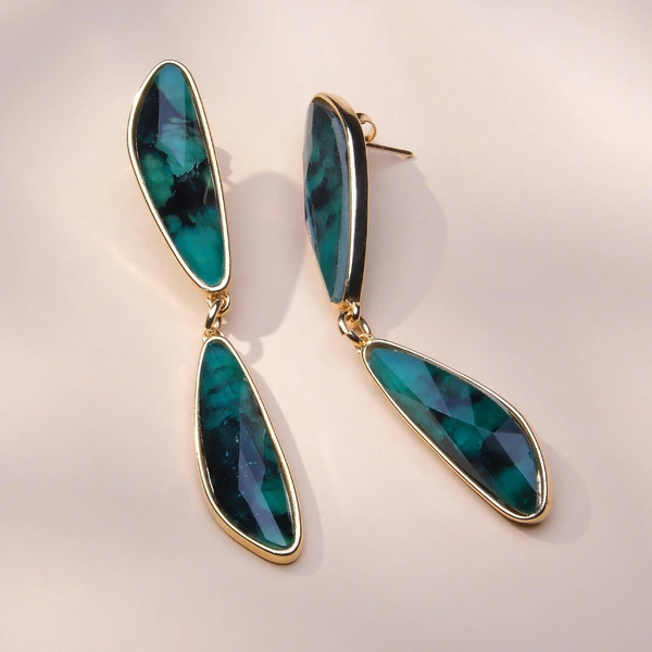 Zlocone kolczyki z dwoma szmaragdowymi skrzydełkami. PODWÓJNA NATURA