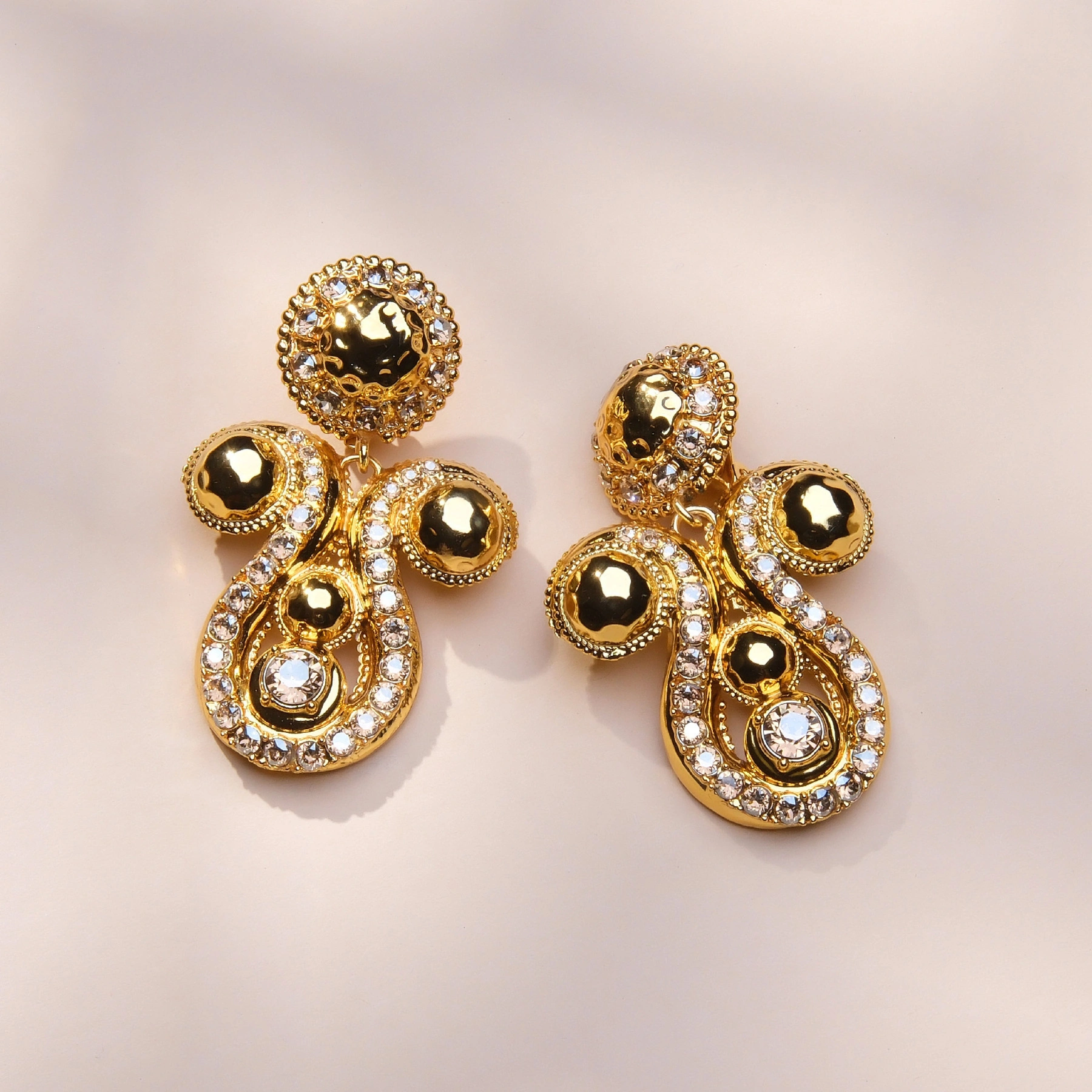 Pozłacane klipsy w formie kropli zdobione kryształkami. KROPLE ŚWIATŁA