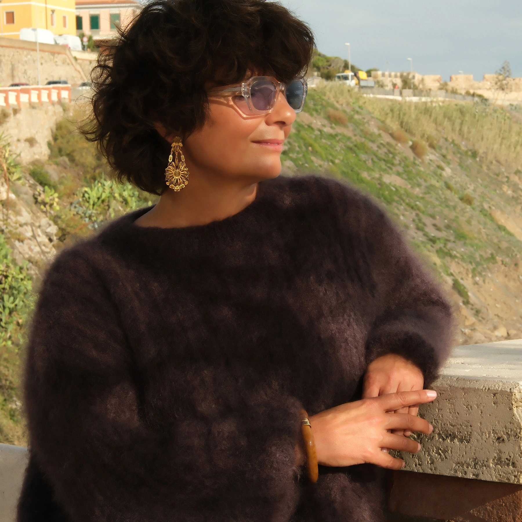 Złocone kolczyki kwiaty z płatkami i kryształkami. KWIAT NOCY