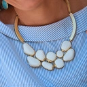 Złocony naszyjnik z białymi kamieniami z żywicy. WZGÓRZA AKROPOLU