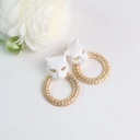 Małe złocone kolczyki z białą głową pantery z ringiem. DOBRY KOTEK