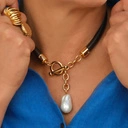 Naszyjnik z ciemnobrązowej ekoskóry z perłą hodowlaną. MGŁA NAD LASEM