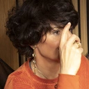 Krótki wisiorek z okrągłą zawieszką z motywem kompasu. STRONY ŚWIATA