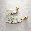 Kolczyki wiszące z turkusowym liściem monstery. ODROBINA EGZOTYKI