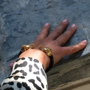 Bransoletka z głowami słoni i emaliowaną obręczą. CAROLINA