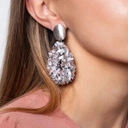 Posrebrzane kolczyki w formie kropli z metalicznych kwiatków. SREBRNY DESZCZ