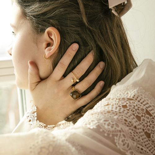 CON AGRADECIMIENTO. Un anillo delicado con bolas blancas.