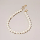 Krótki naszyjnik z dużych pereł w ciepłym odcieniu. W STYLU LAT 20-TYCH