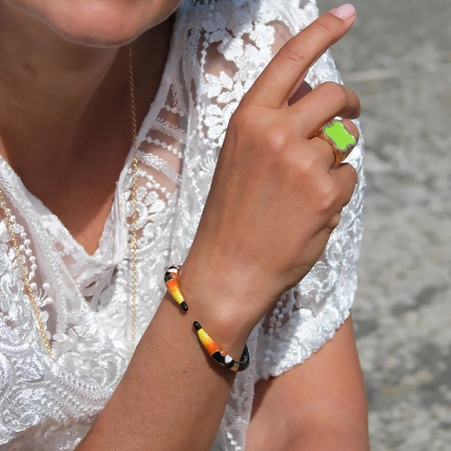 Pozłacany pierścień z ziełonym motywem romańskim z emalii. VERDE ROMANA