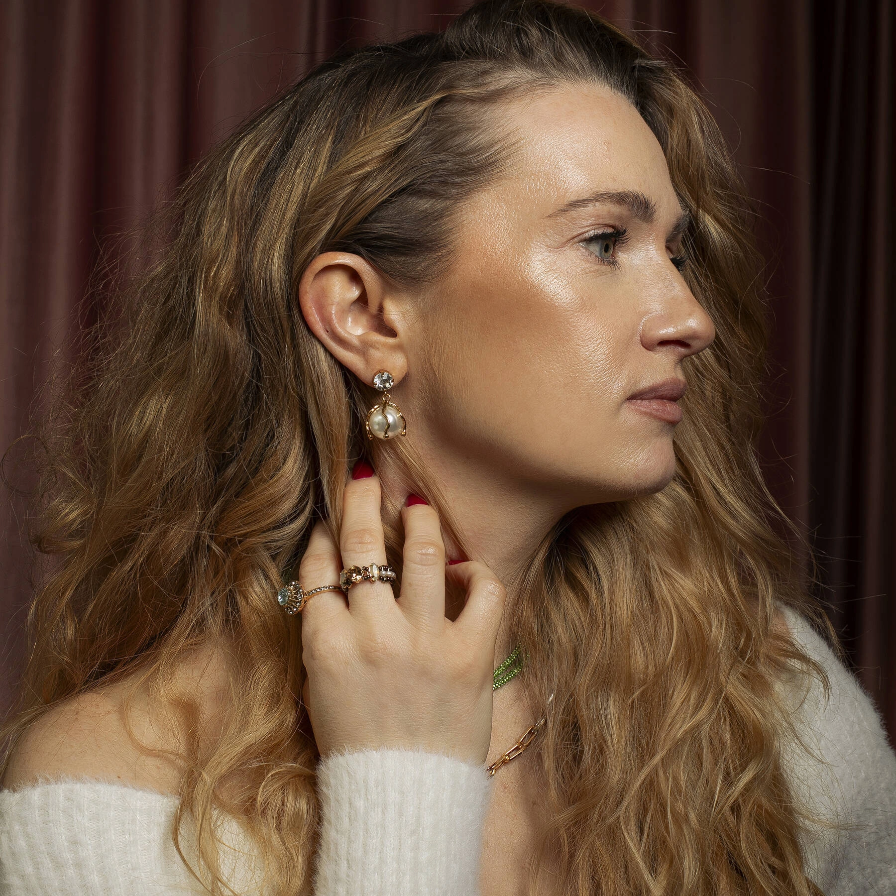 Krótki podwójny naszyjnik z zielonego sznurka. ROZPIERA MNIE ENERGIA