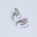 Małe srebrzone kolczyki w formie rogów z kryształkami. LAURINDA