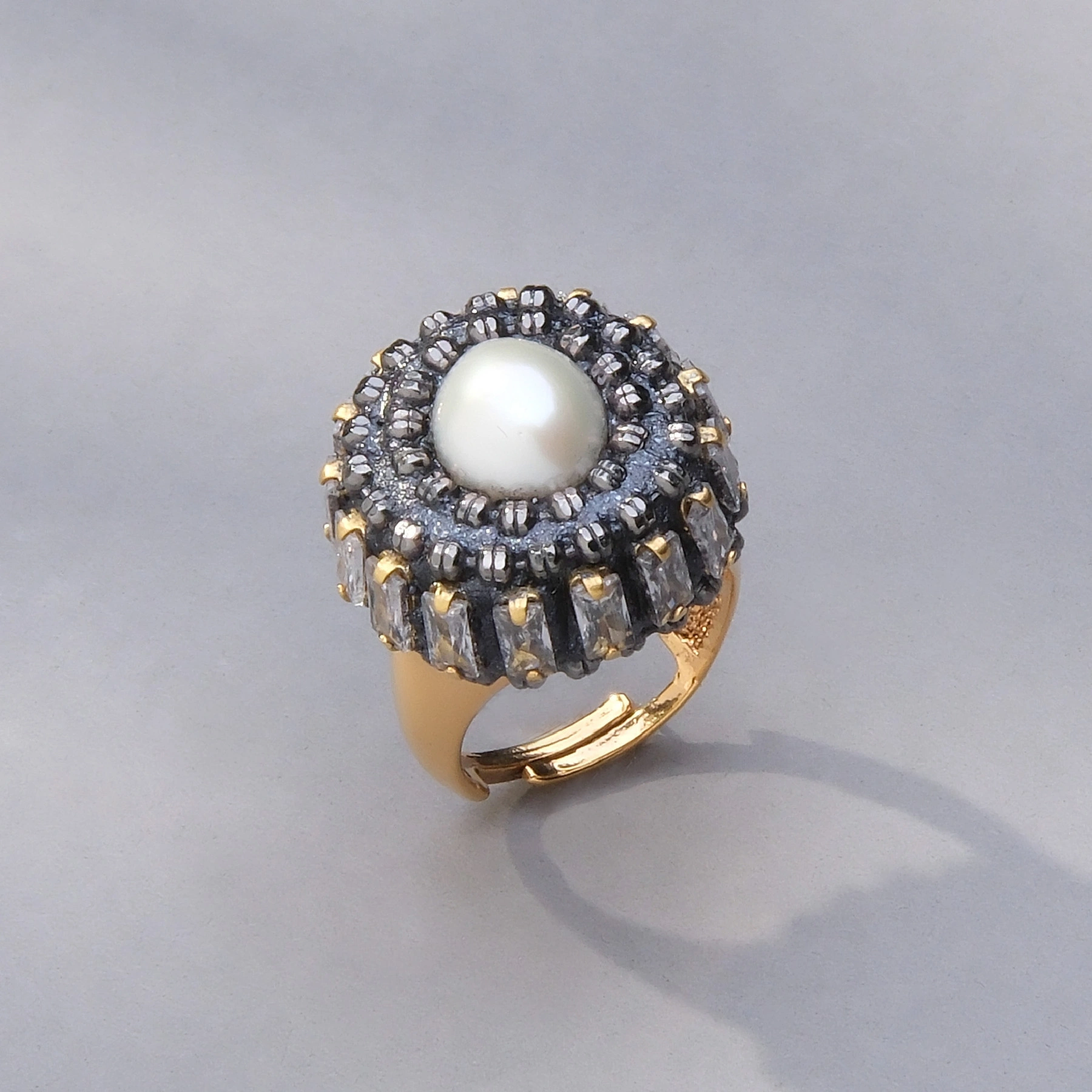 Złocony pierścionek z perłą, kryształkami i łańcuszkami. ŚWIT W UMBRII