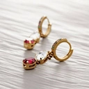 Kolczyki wiszące z rubinowymi i białymi kryształkami. BEZA Z TRUSKAWKAMI