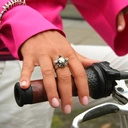 Posrebrzany pierścionek w formie kwiatu z kryształami. GWIEZDNY KWIAT