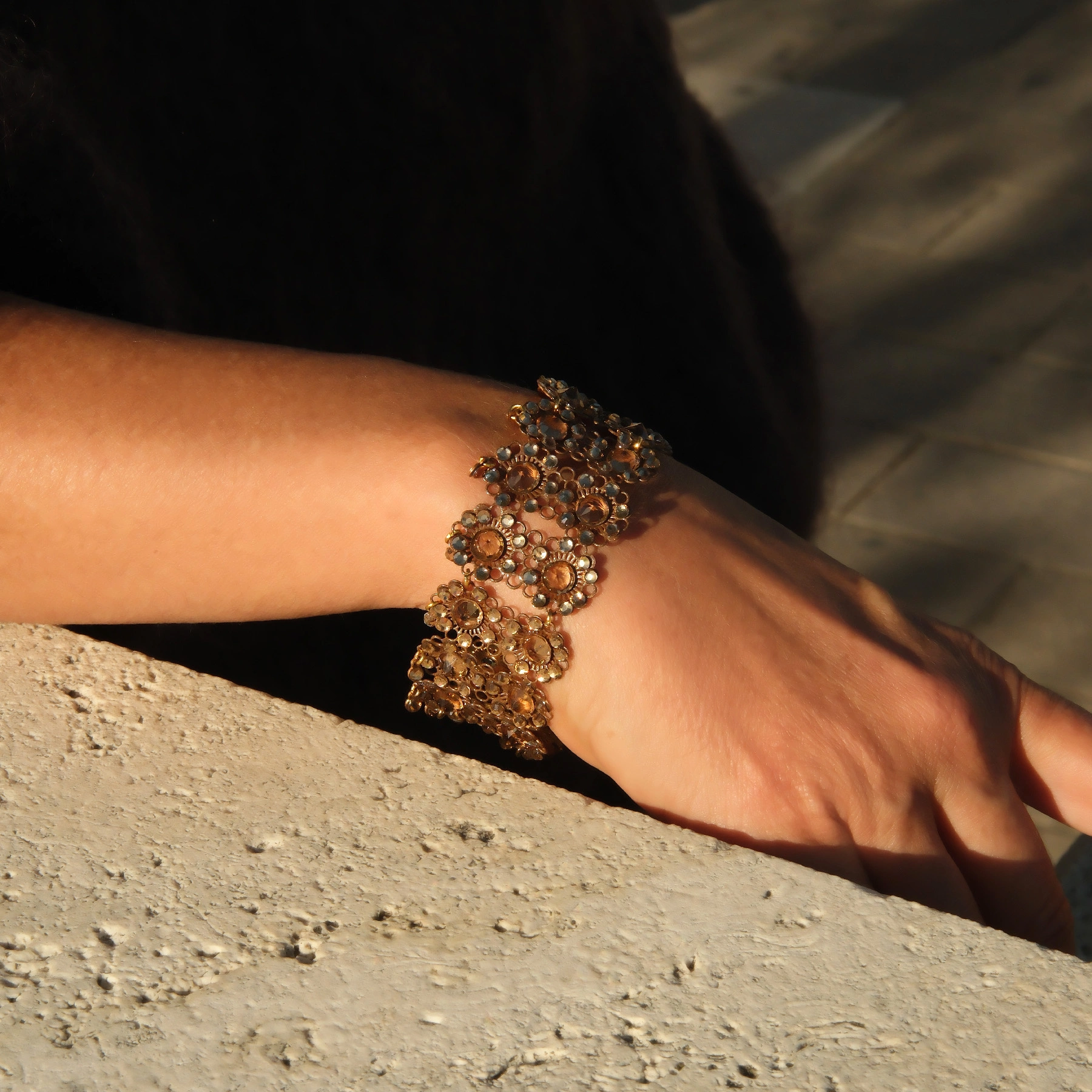 Bransoletka z modułów w ciepłym złocie z kwiatkami. MILLA FIORI