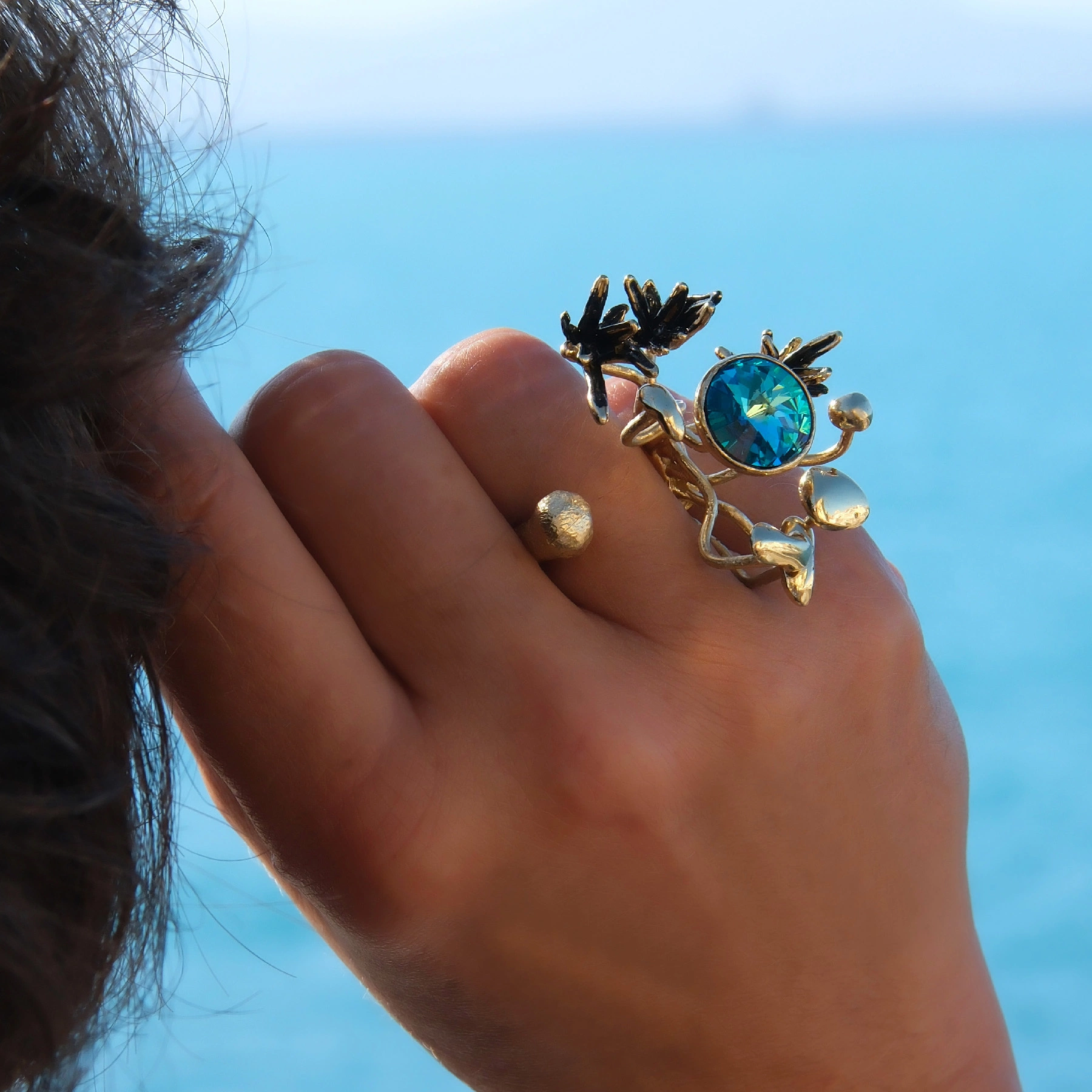 Pozłacany pierścionek z kryształkiem Bermuda Blue. ŹRÓDŁO MOCY