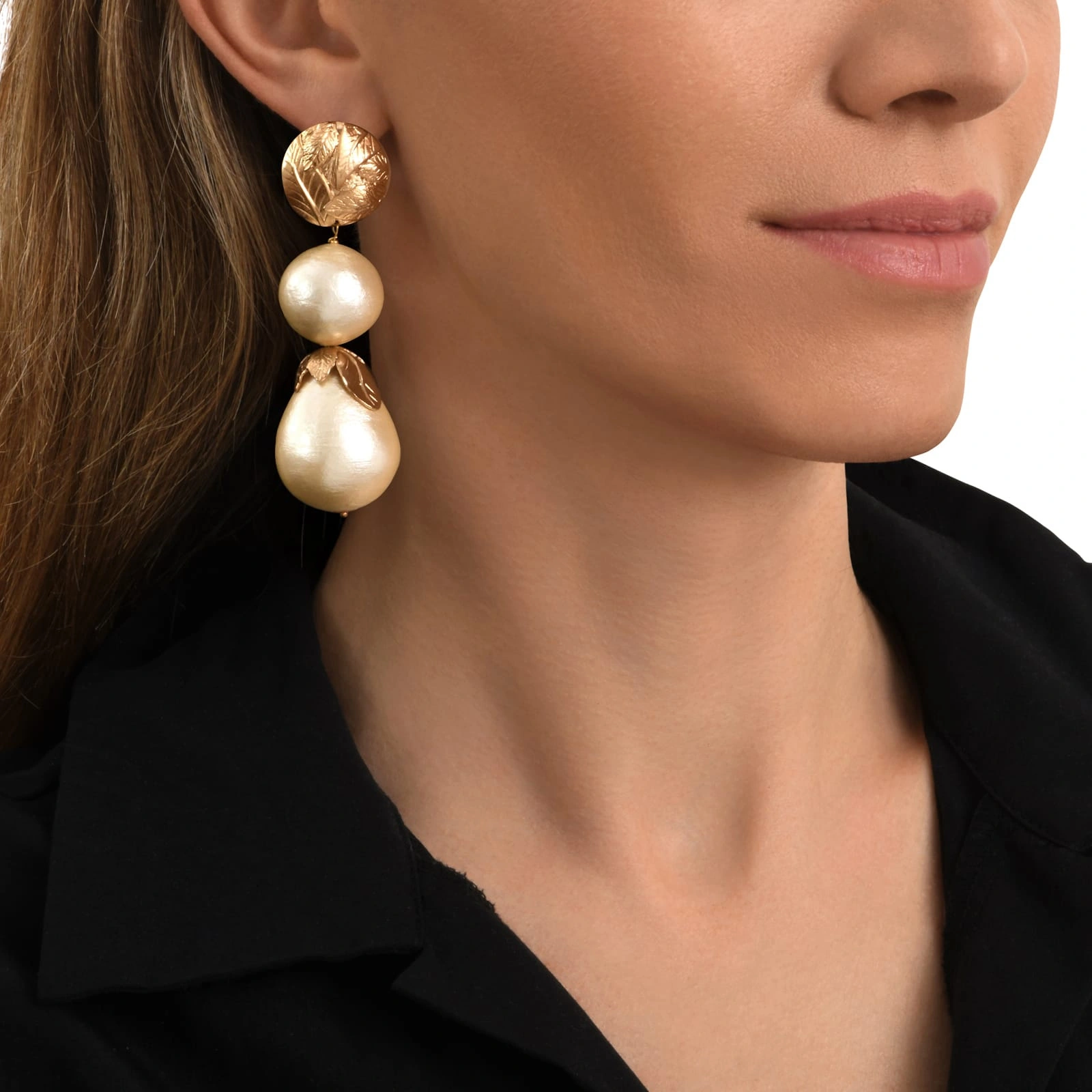 Złocone kolczyki z motywem liści i perłami bawełnianymi. DO JUTRA W CANNES